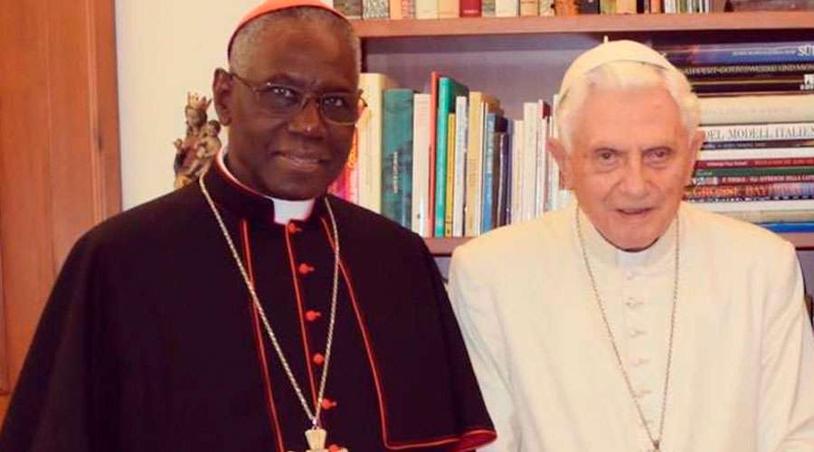 El cardenal Sarah y Benedicto XVI. 