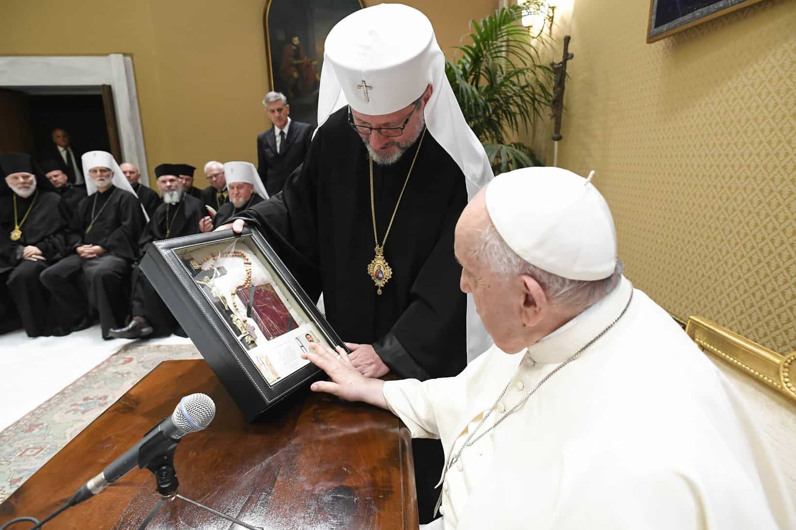 Entregan al Papa Francisco objetos de los dos curas secuestrados por los rusos en Berdiansk