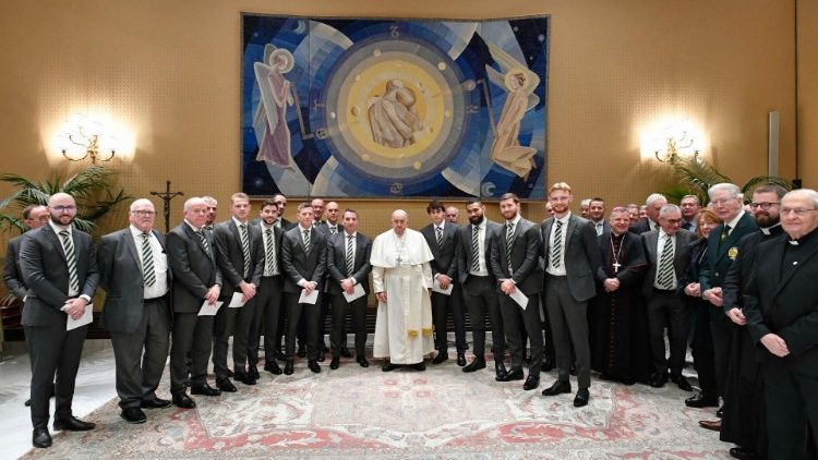 Jugadores y técnicos del Celtic de Glasgow posan con el Papa Francisco en Roma