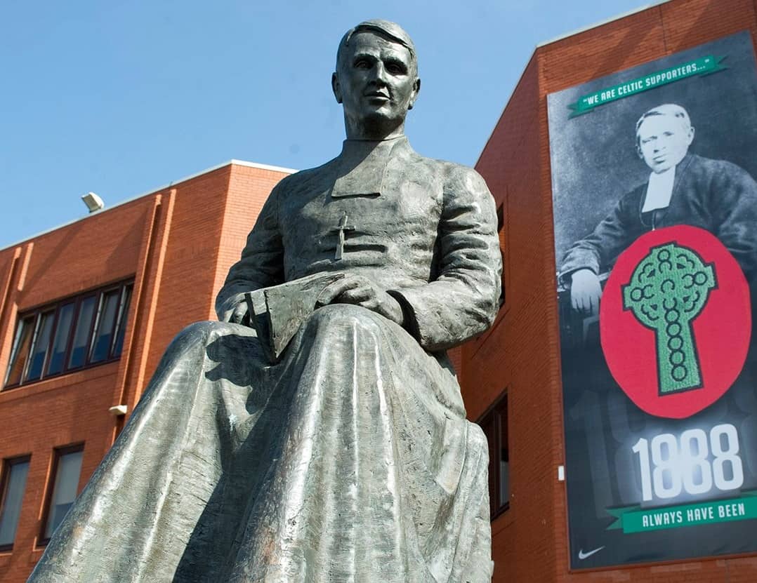 La estatua que recuerda al Hermano Walfrid, fundador del Celtic FC en  Glasgow