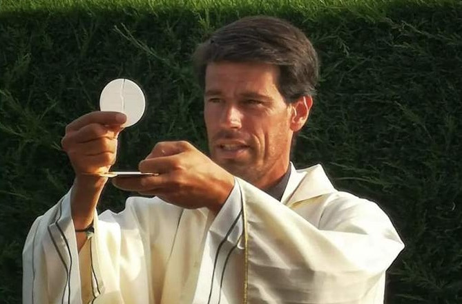Josep Maria Quintana en una foto celebrando misa al aire libre