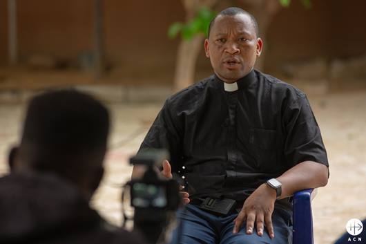 El sacerdote Joseph Bature Fidelis, director del Centro de Atención al Trauma que atiende en su diócesis a víctimas de la violencia.