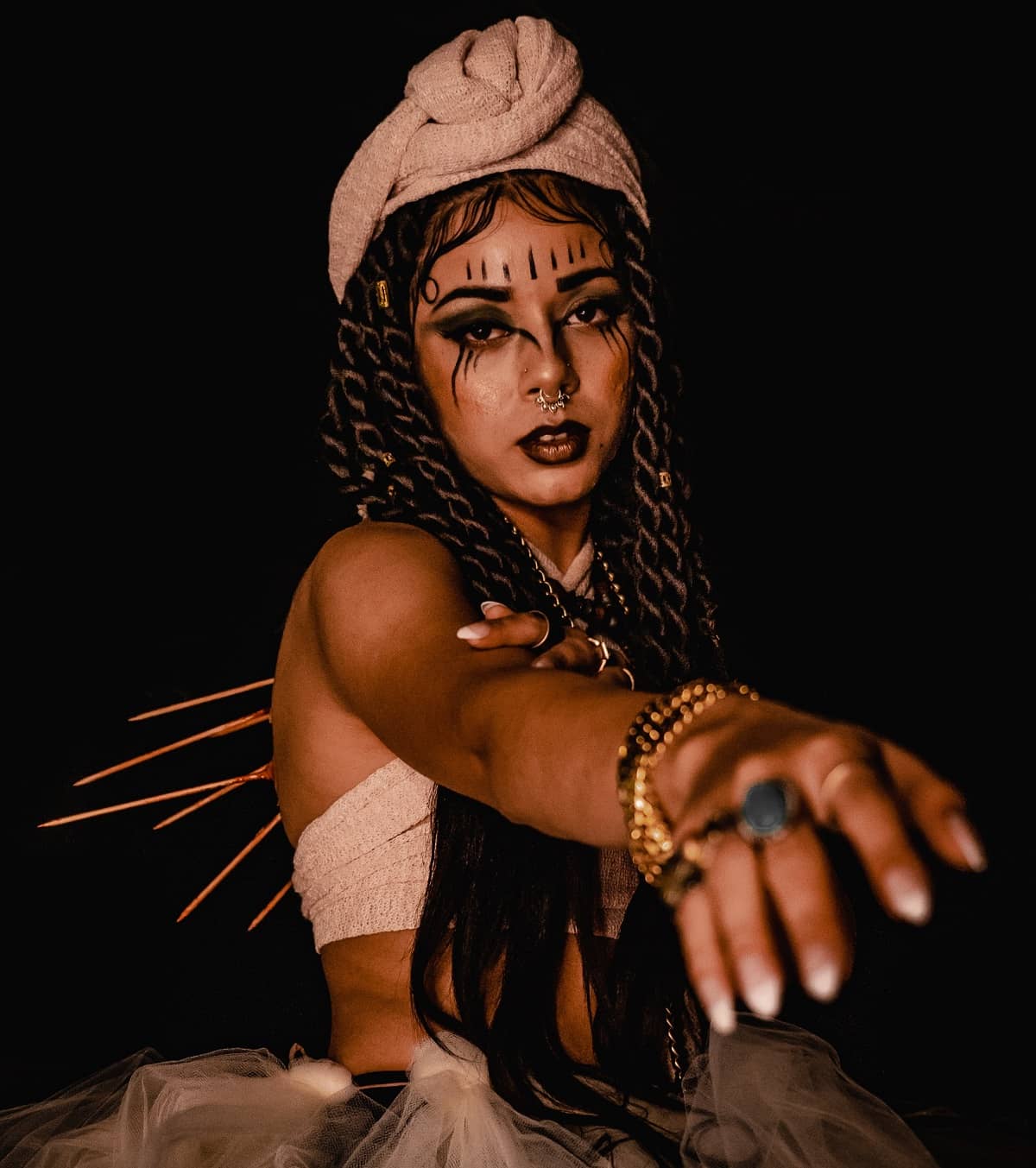 Una joven vestida como practicante de vudú, foto de Jennifer Marquez en Unsplash