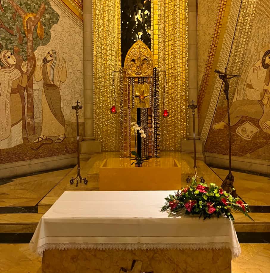Una de las capillas de la catedral de La Almudena.