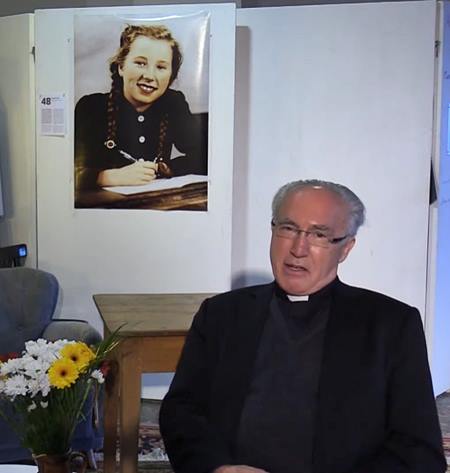 Peter Irrgang, durante una entrevista de 2020, bajo el retrato de su hermana Brigitte.
