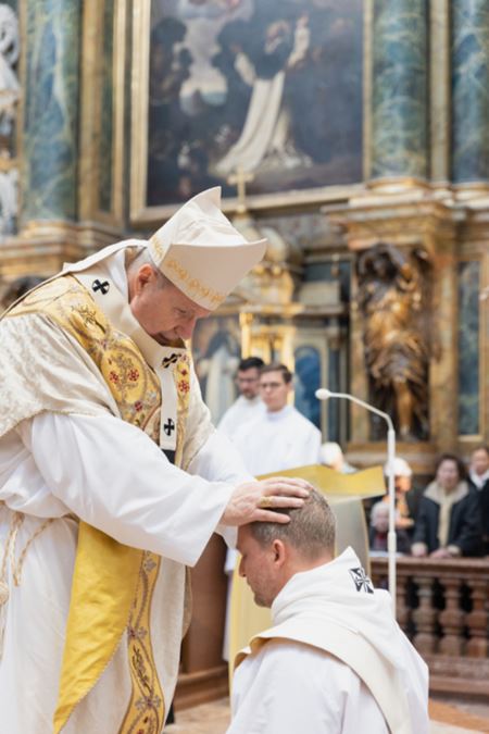 El cardenal Schoenborn ordena sacerdote a Lucas Wieshuber.