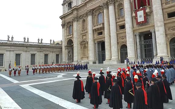 La Guardia Suiza y una representación del Ejército italiano interpretaron los himnos respectivos antes y después de la bendición.