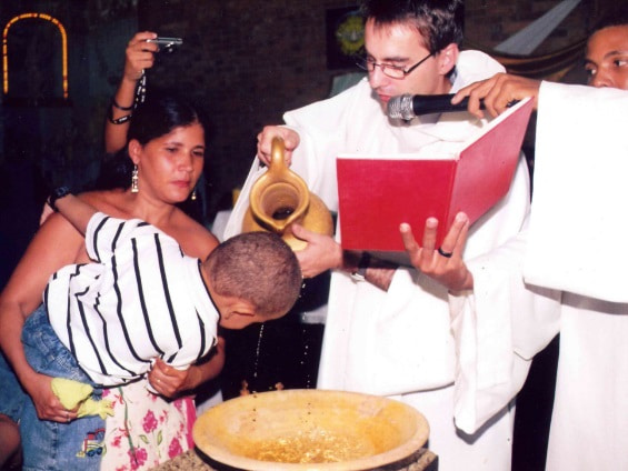 Etienne Kern bautiza un niño en Brasil