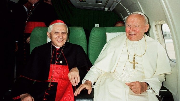 El entonces cardenal Ratzinger, con san Juan Pablo II, en uno de los innumerables viajes papales.