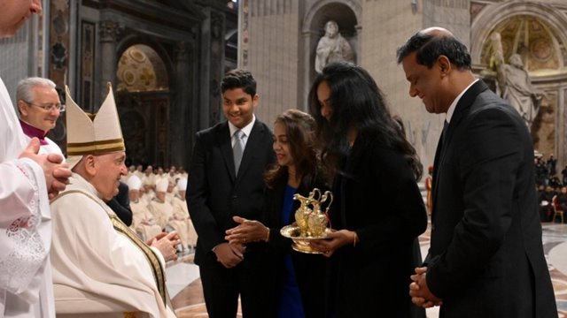 Una familia lleva al Papa las vinajeras para la celebración.