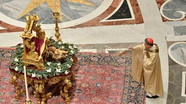 El cardenal Tagle inciensa al Niño Jesús.