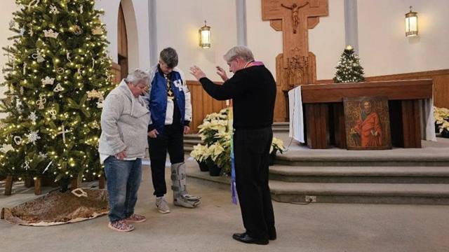La parroquia de San Pablo en Lexington (Kentucky) difundió la imagen de la bendición del padre Richard sobre una pareja lesbiana unida civilmente desde hace 22 años.
