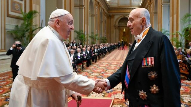 Francisco saluda al embajador chipriota George Poulides, decano del cuerpo diplomático acreditado ante la Santa Sede y encargado de dirigirse al Papa en su nombre.