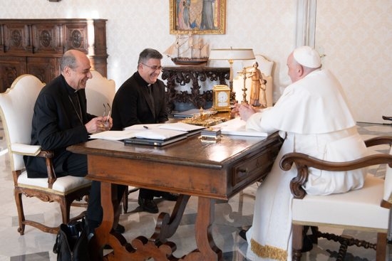 Francisco recibe al cardenal Víctor Fernández, prefecto de Doctrina de la Fe (a la izquierda de la foto), y a monseñor Armando Matteo, secretario para la sección doctrinal: son los firmantes de 'Fiducia supplicans'.