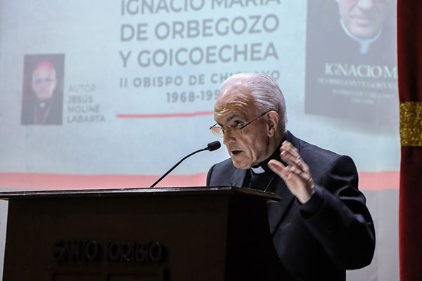 Jesús Moliné, presentando en 2023 su libro sobre su predecesor , el obispo de Chiclayo