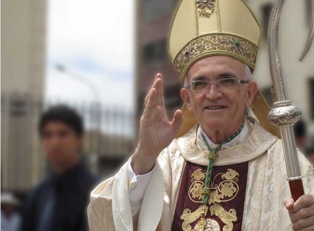 Jesús Moliné, obispo español en Chiclayo, Perú, con mitra y báculo
