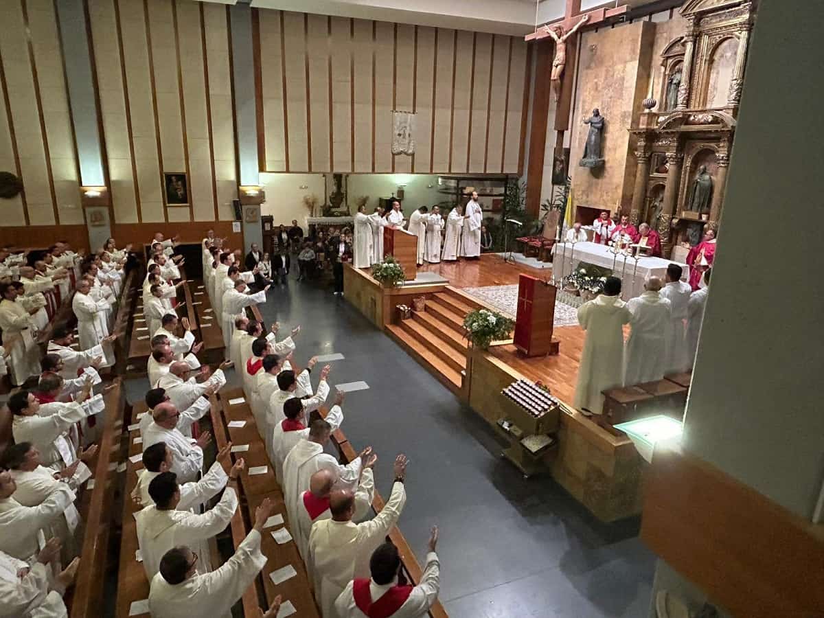 Misa con casi cien sacerdotes en Boadilla del Monte en el primer Retiro de Emaús para sacerdotes