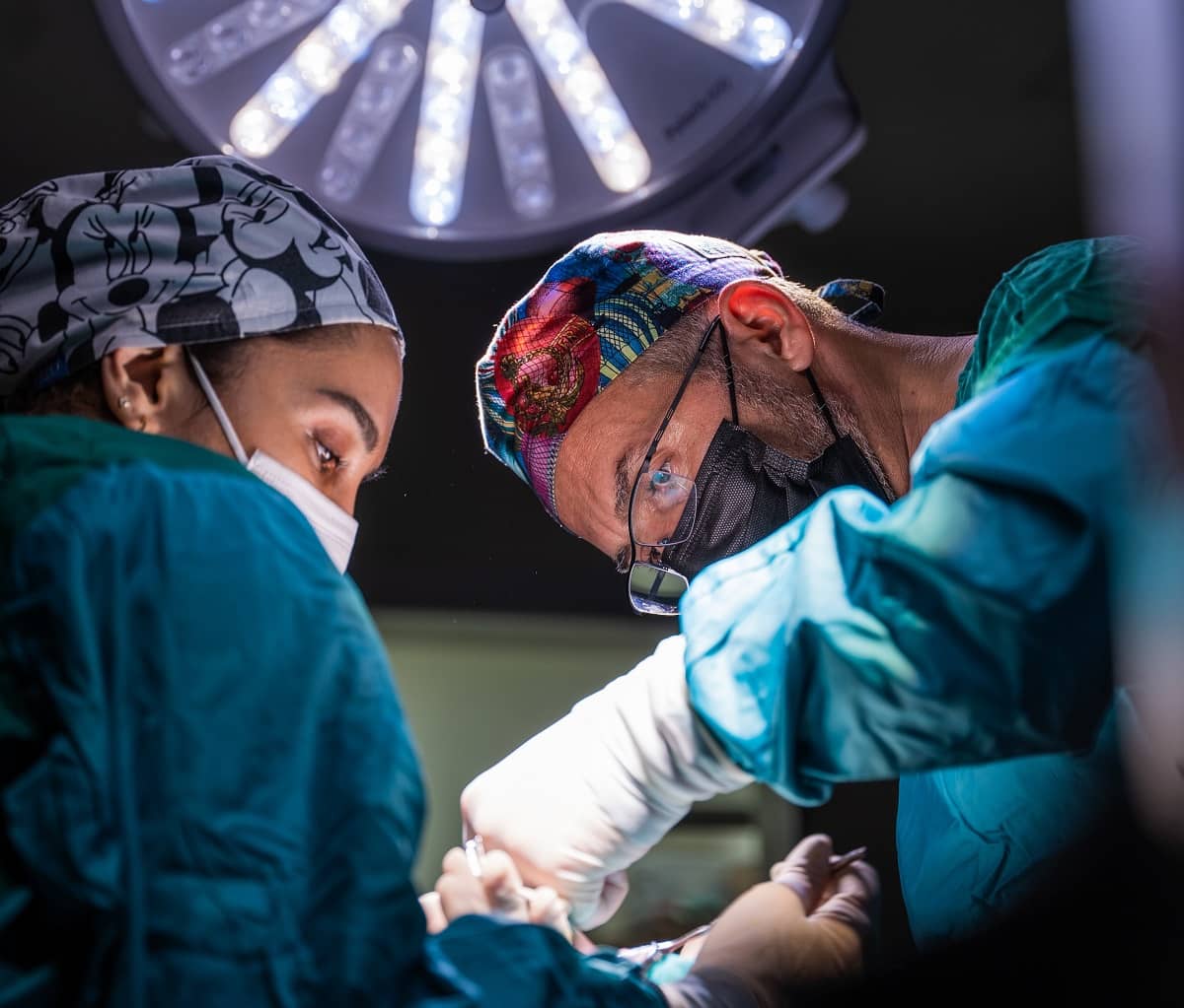 Unos cirujanos en plena operación de quirófano, foto de Akram Huseyn en Unsplash