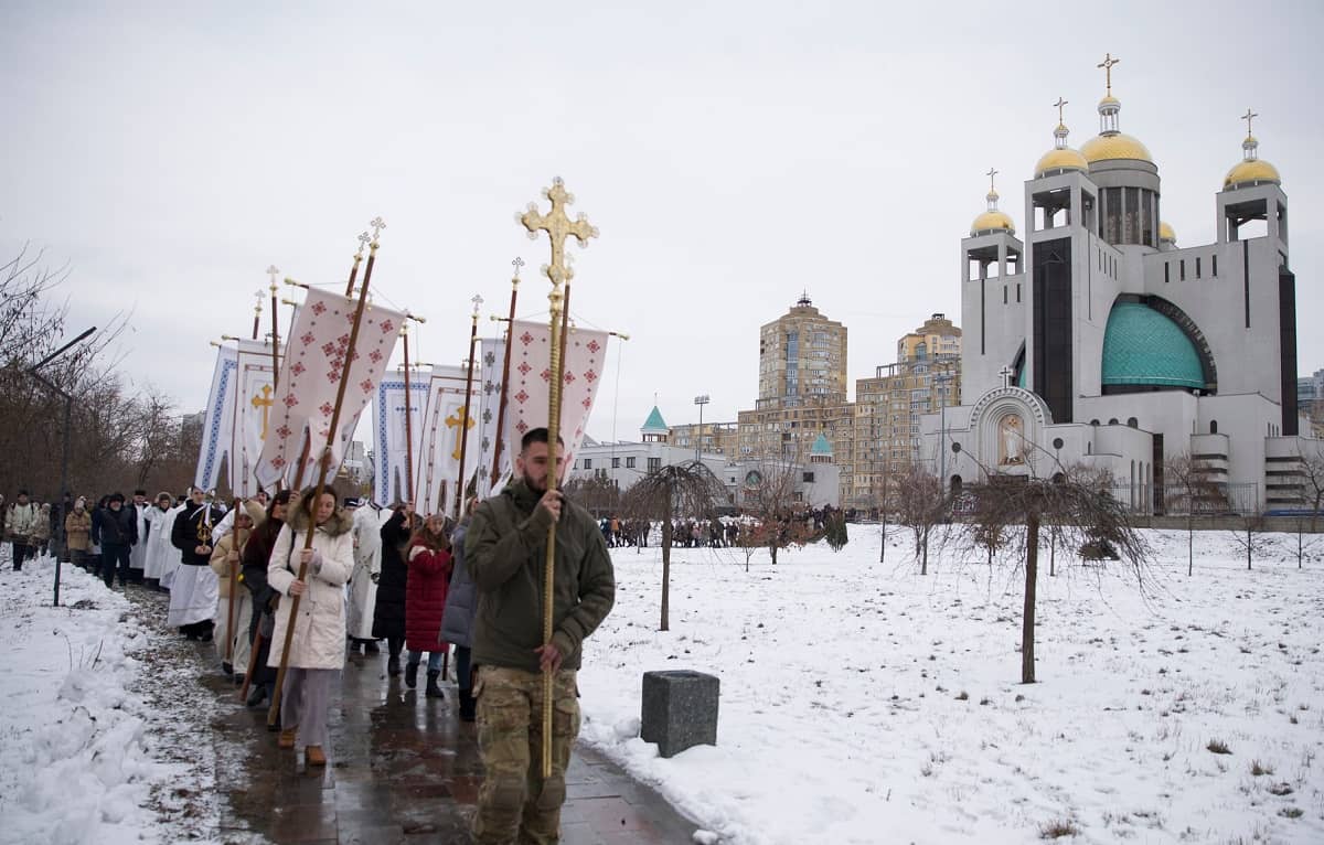 Los grecocatólicos salen de la catedral bizantina de Kiev en procesión el 6 de enero de 2024