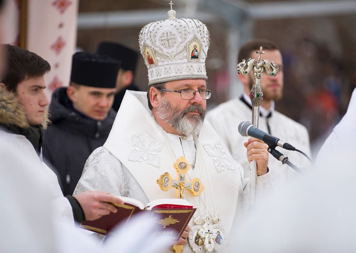 El arzobispo Shevchuk revestido de blanco para las bendiciones de Navidad de 2023, primeras en diciembre en Ucrania