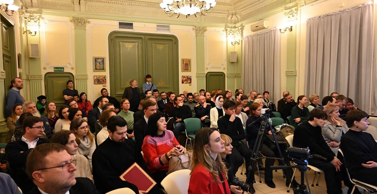 Público en la presentación del libro Jesús de Nazaret de Benedicto XVI en Moscú