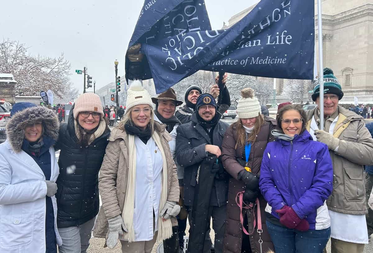 Manifestantes de la Asociación Médica Católica, con las batas sobre los abrigos, en la March for Life 2024 de Washington