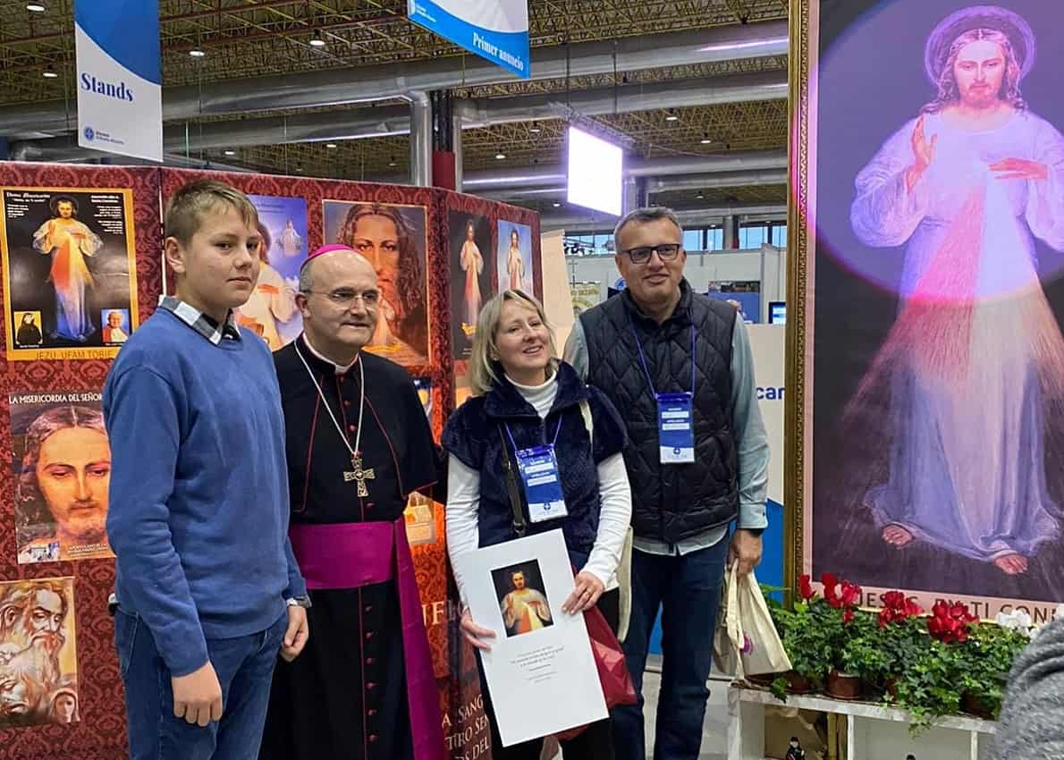 El obispo Munilla en un expositor de la Feria Diocesana LuxMundi