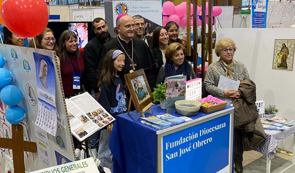 El obispo Munilla visita expositores de la Feria Diocesana LuxMundi 2024