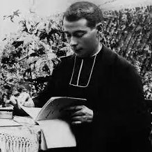 Francis Trochu (1877-1967) fue ordenado sacerdote en 1901 y se doctoró en Letras en 1925. Publicó decenas de obras, entre ellas, en 1946, su biografía de San Francisco de Sales.