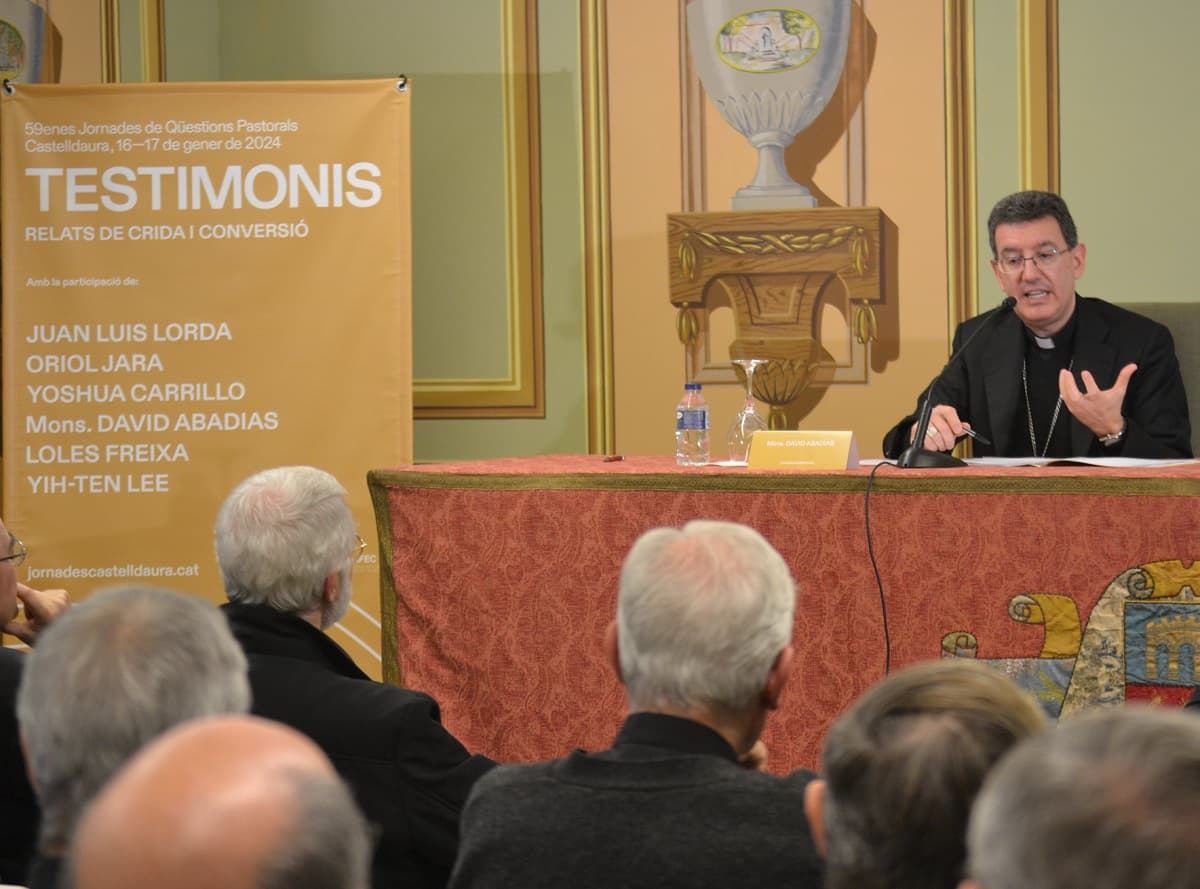 El obispo David Abadías, auxiliar en Barcelona, habla en las Jornadas de Cuestiones Pastoral de Castelldaura en enero de 2024
