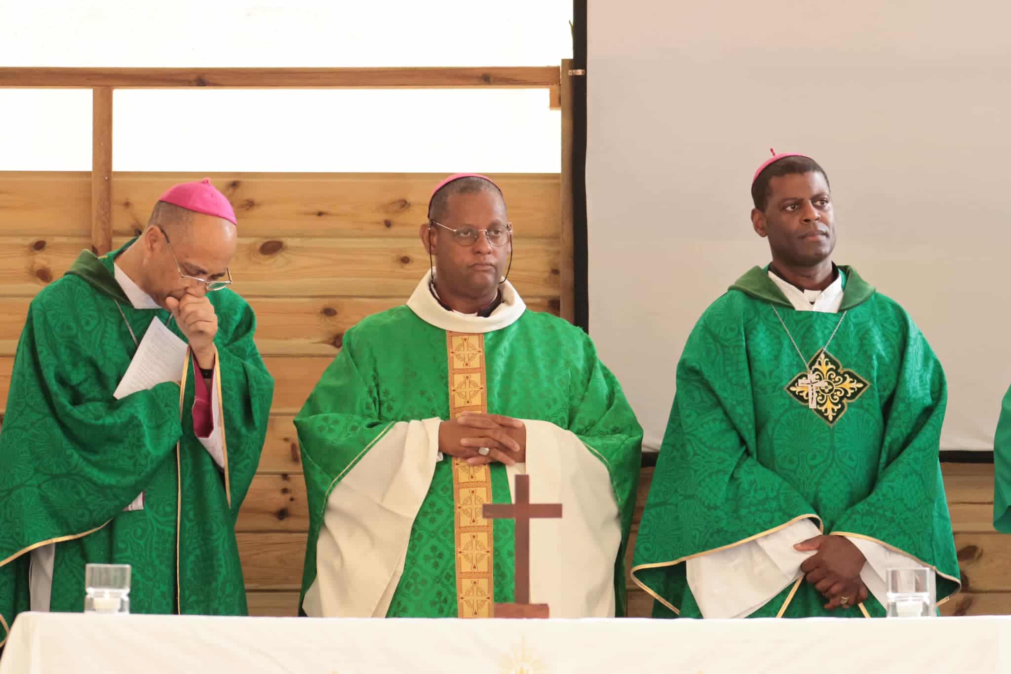 Los obispos de las Antillas francesas, David Macaire, Alain Ransay, y Philippe Guiougou