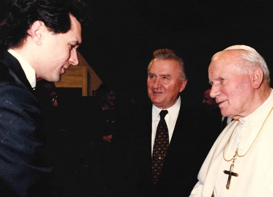 Martin Babjak en su juventud, ya famoso, con Juan Pablo II y el entonces presidente de Eslovaquia, Michal Kovac.