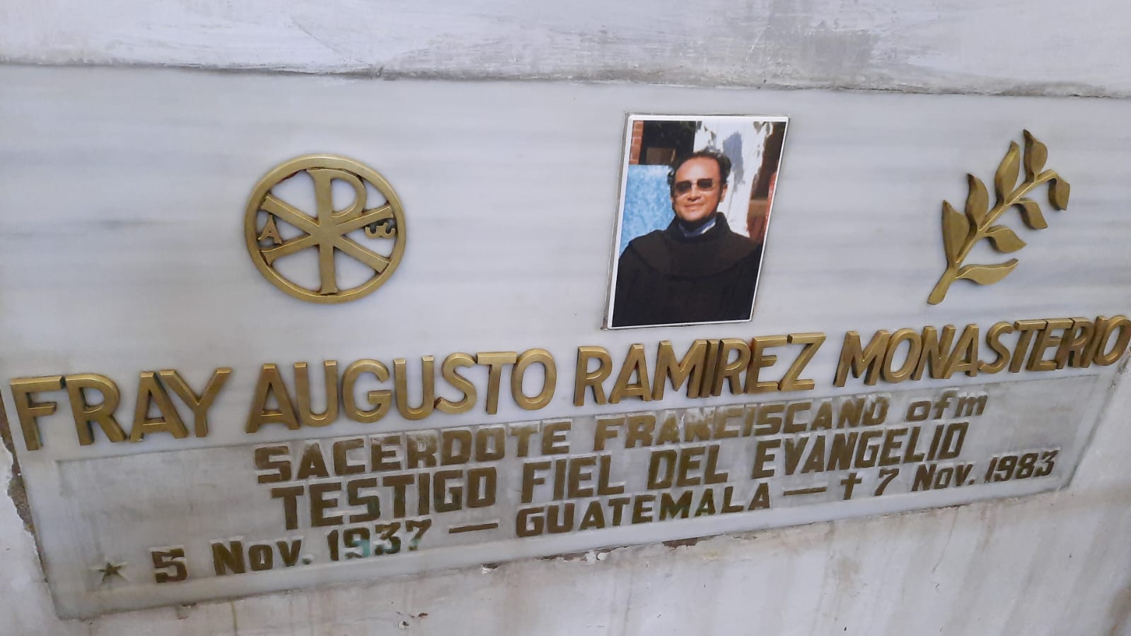 Tumba del padre Augusto en Guatemala. 