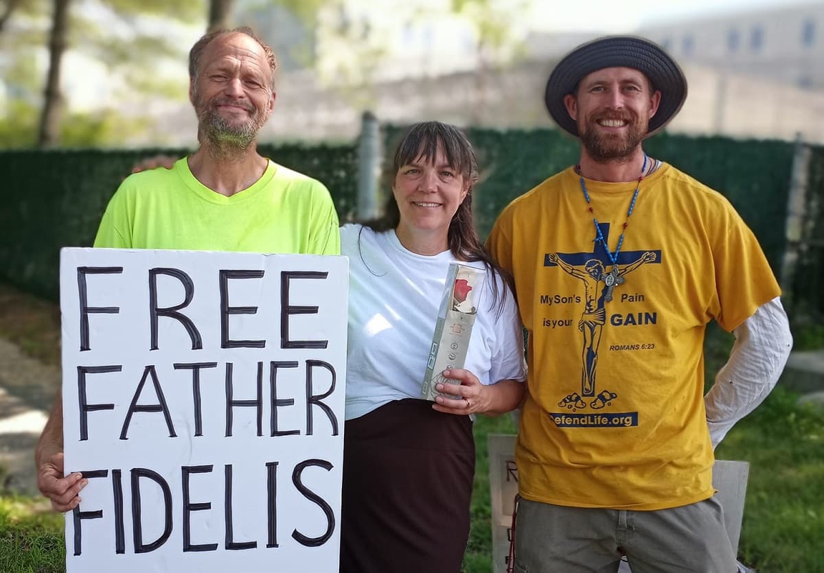 Laura Gies, activista provida de Red Roses, sale tras cumplir 60 días de prisión, piden la libertad del padre Fidelis