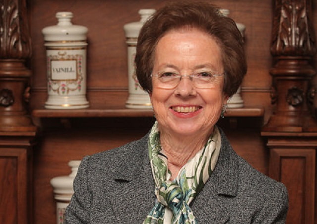 María Pilar Fernández Otero, catedrática de Farmacia, foto de Manuel Castells con botica de fondo