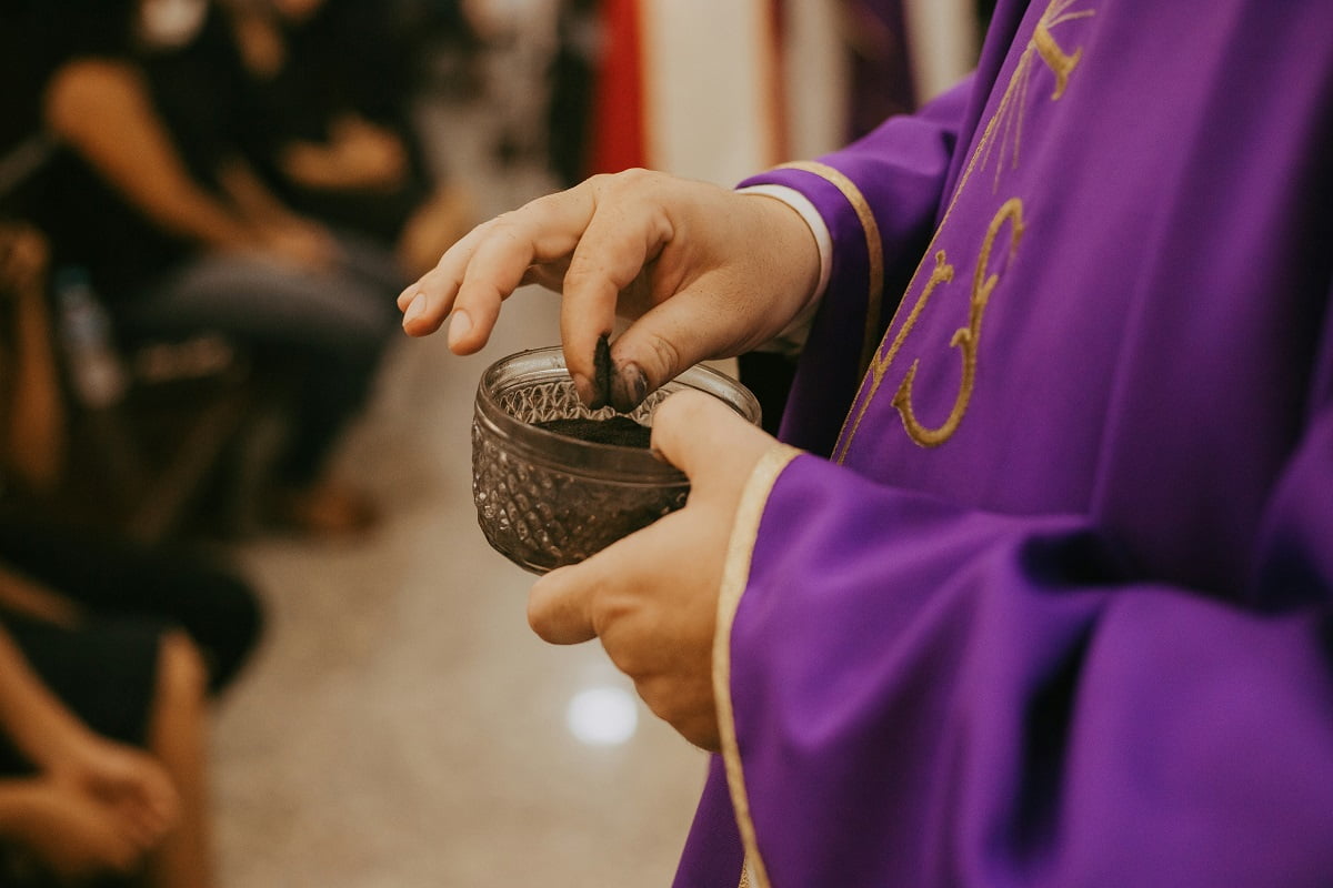 Manos de un sacerdote revestido con ceniza de Miércoles de Ceniza - foto de Thays Orrico en Unsplash
