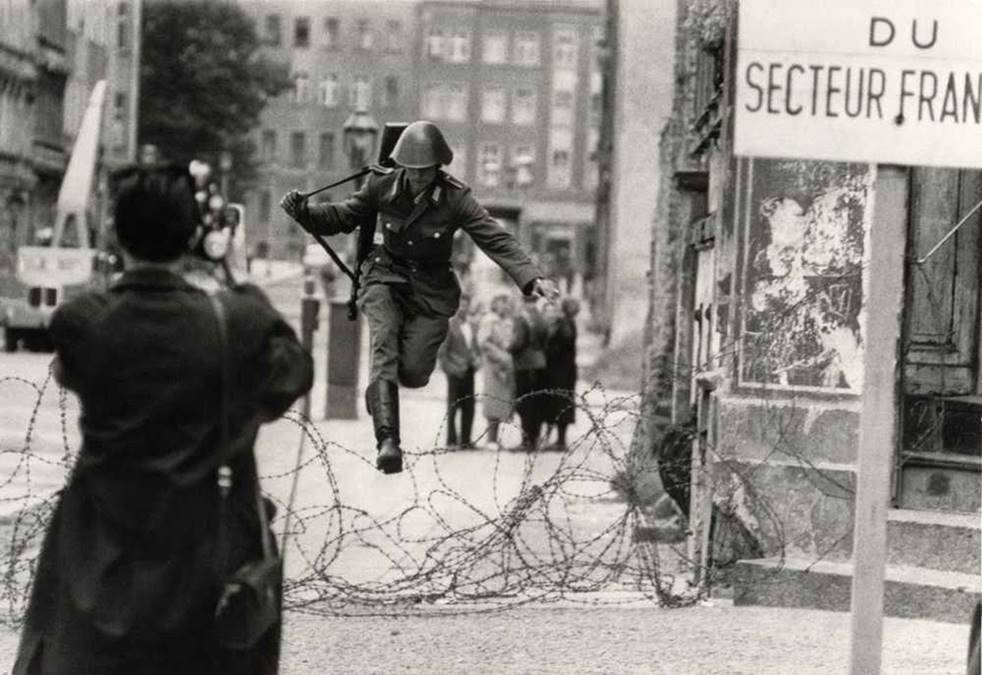 La célebre fotografía de Peter Leibing (1941-2008), tomada el 15 de agosto de 1961, que captura el momento en el que el soldado Conrad Schumann (1942-1998) deserta y huye al sector francés de Berlín en uno de los escasos pasos que habían quedado tras la construcción del Muro dos días antes.