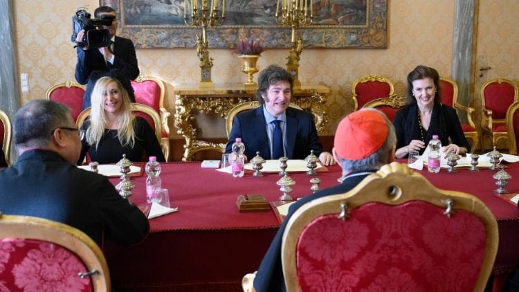 Los Milei y su séquito argentino en las conversaciones con la Secretaria de Estado en el Vaticano el 12 de febrero de 2024
