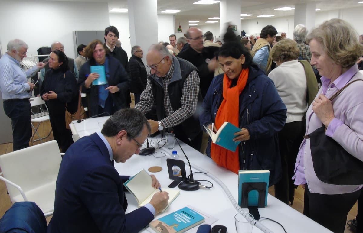 Álex Rosal firma libros en Madrid en la presentación de su libro sobre combatir a los bárbaros