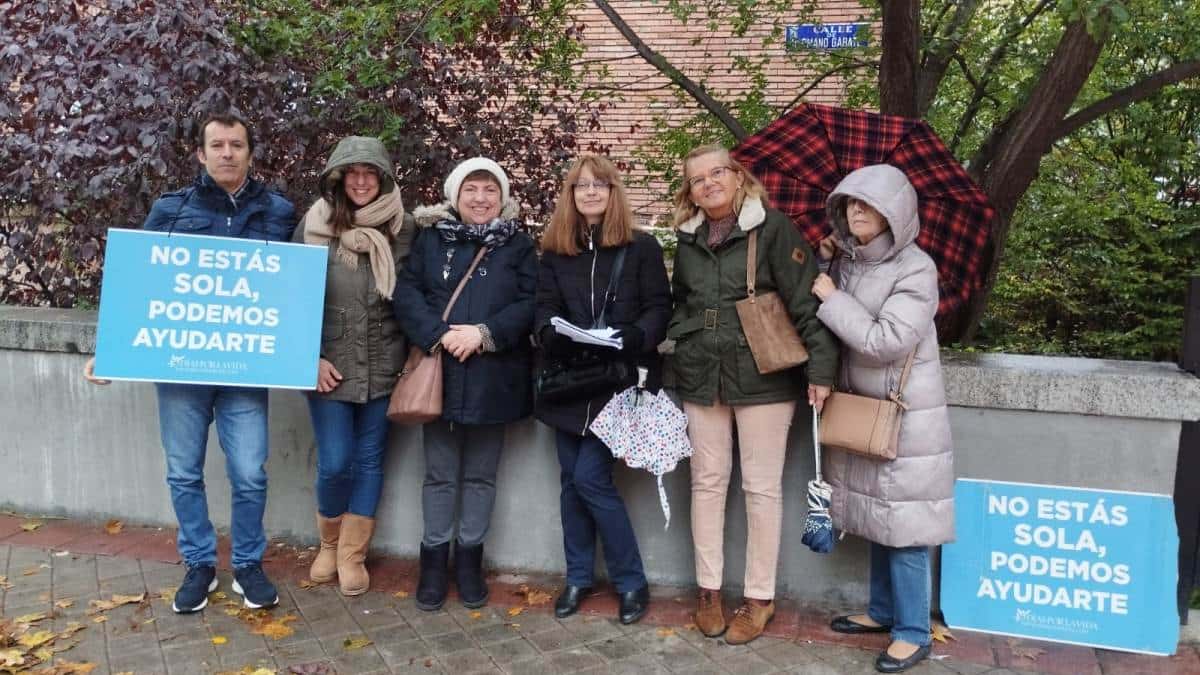 Voluntarios de 40 Días por la Vida rezan frente al abortorio Dator de Madrid. 