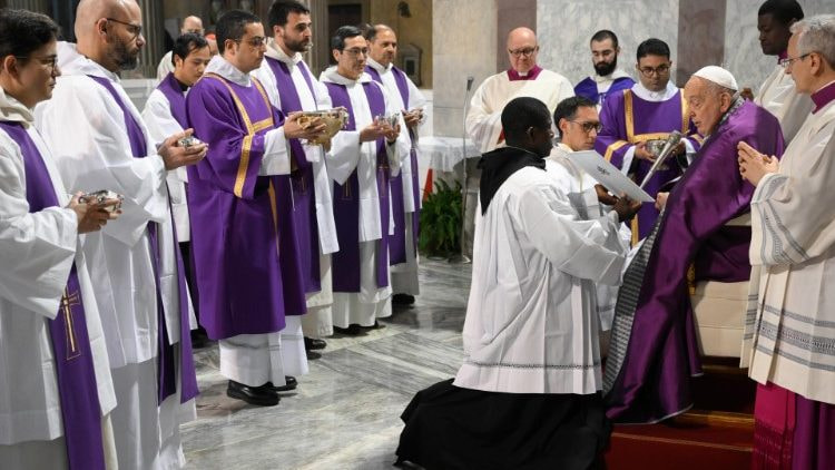 Presentan la ceniza al Papa Francisco en el Miércoles de Ceniza en Santa Sabina, sede de los dominicos