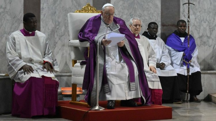 El Papa predica acerca de despojarse de máscaras en el Miércoles de Ceniza de 2024 en Santa Sabina