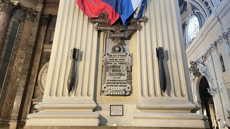 Las dos bombas exhibidas en el Pilar bajo banderas de países hispanos, que cayeron sobre la basílica pero no explotaron