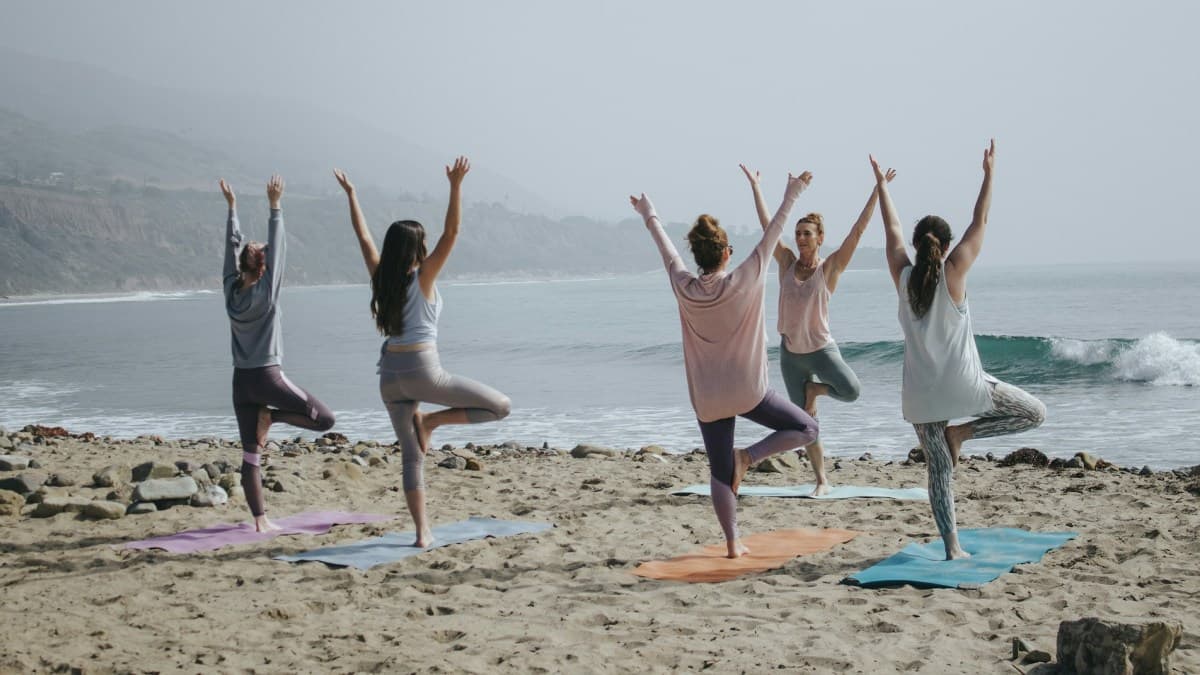 Mujeres haciendo yoga.