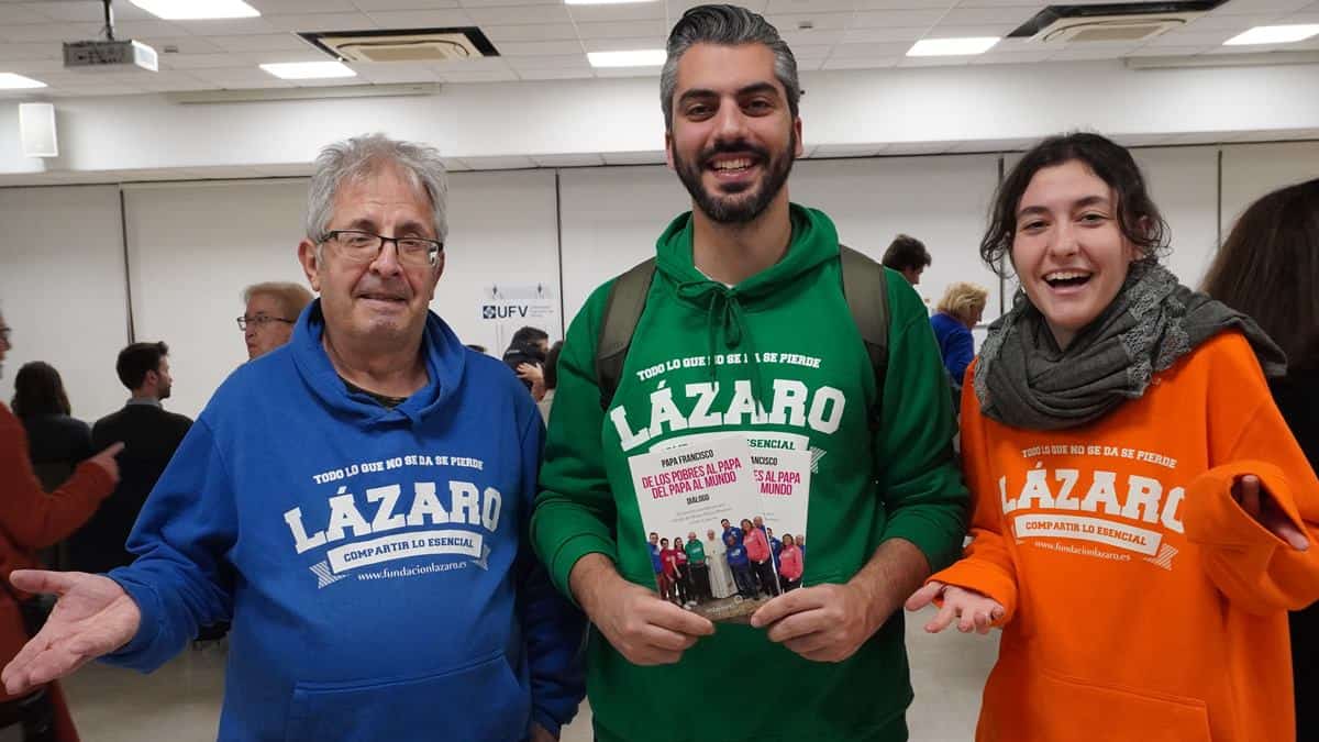 De izquierda a derecha en la foto, Ricardo Barajas, Bernabé Villalba y Teresa Carpio, joven voluntaria de Lázaro España.