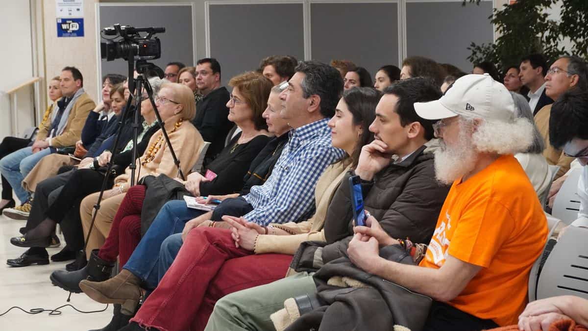 Casi un centenar de personas acudieron a la presentación del libro en la Universidad Francisco de Vitoria.
