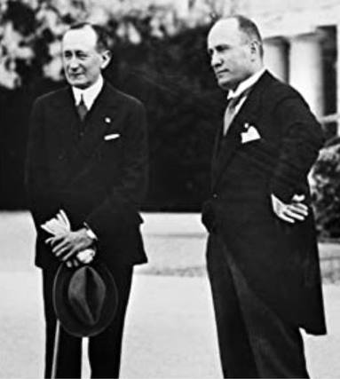 Guglielmo [Guillermo] Marconi, a la izquierda de la foto, junto al Duce, Benito Mussolini.