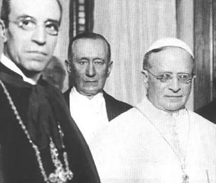 De izquierda a derecha, el cardenal Eugenio Pacelli (secretario de Estado, futuro Pío XII), Guillermo Marconi y el Papa Pío XI, el 12 de febrero de 1931, en la inauguración de Radio Vaticana.