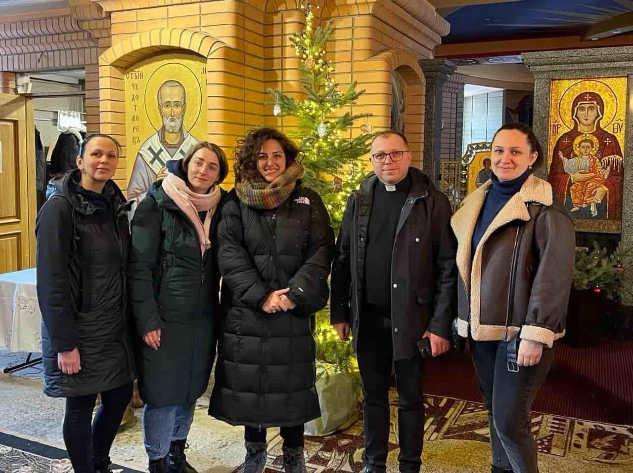 Una delegación de Cáritas Europa visita a Cáritas Ucrania en Zhitomyr, se ve un cura e iconos 