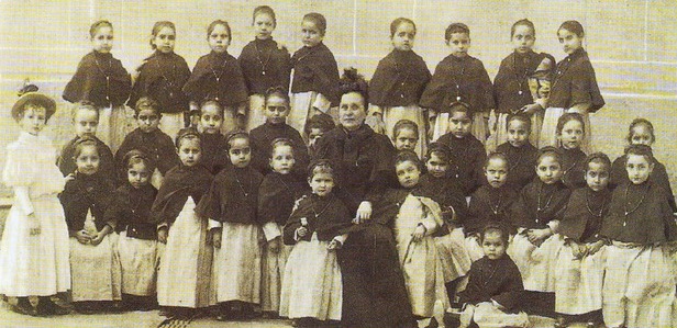 La condesa Marianna Farnararo con niñas del orfanato femenino que fundó